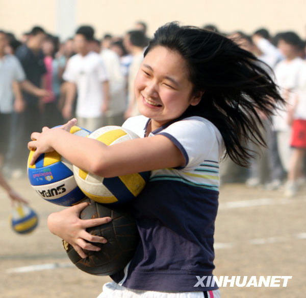 6月2日,湖北省襄樊市第五中学的高三学生参加抱球跑比赛。