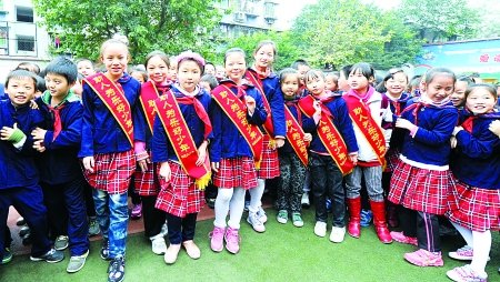 救助摔伤老人 8名小学女生感动全国